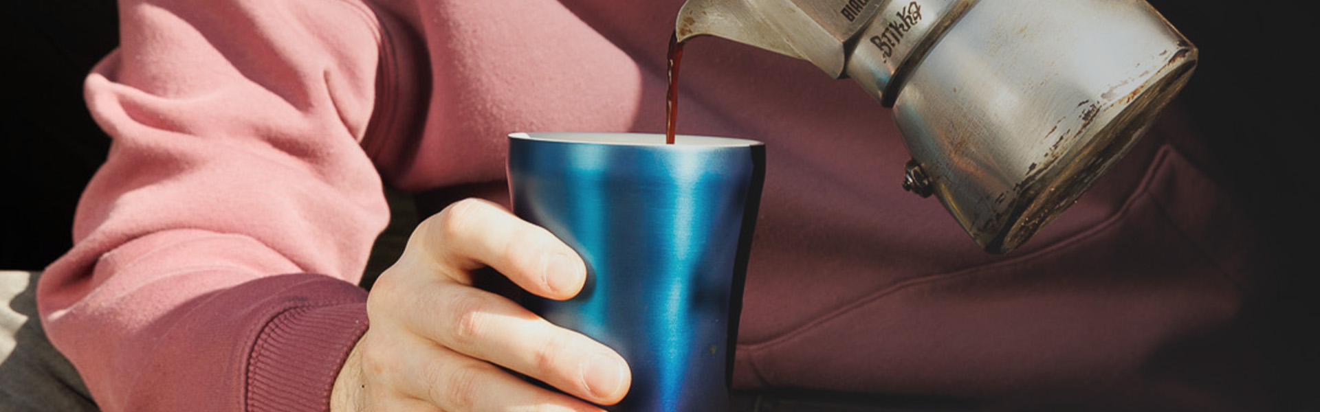 Nalewanie kawy do kubka