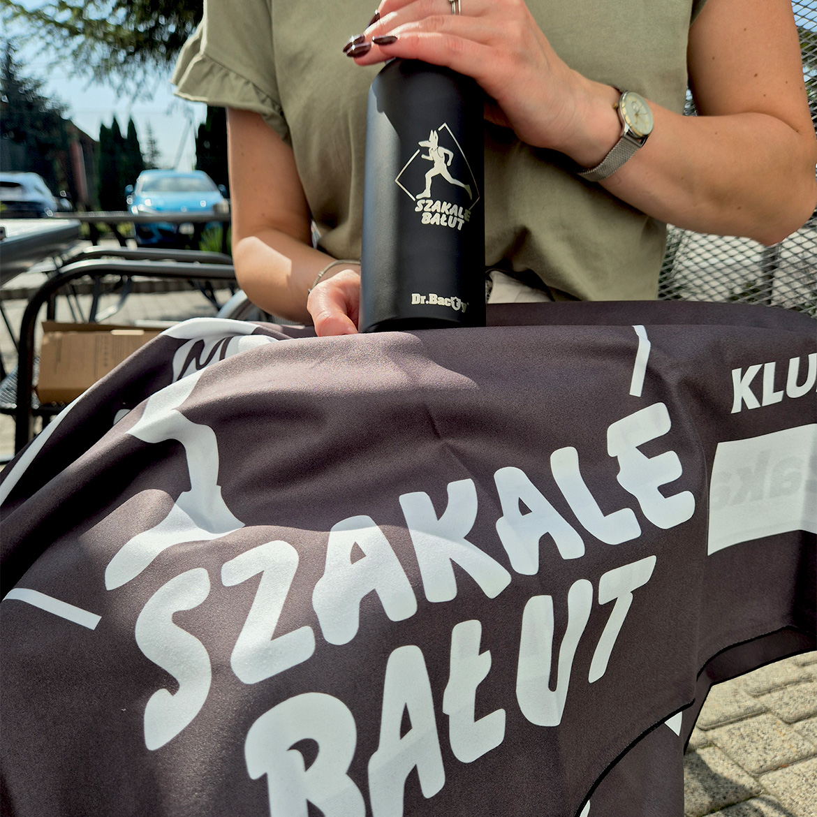 Realizacja ręcznika w kolorze czarnym oraz buterlki termicznej