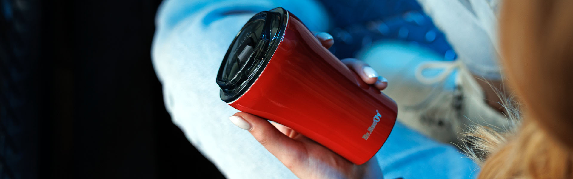 Nalewanie kawy do kubka