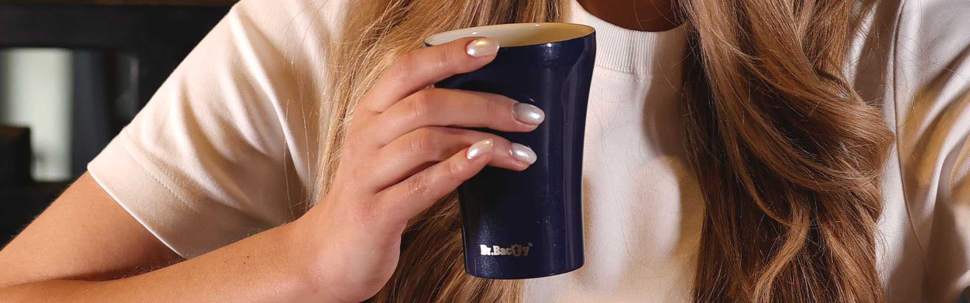 Nalewanie kawy do kubka