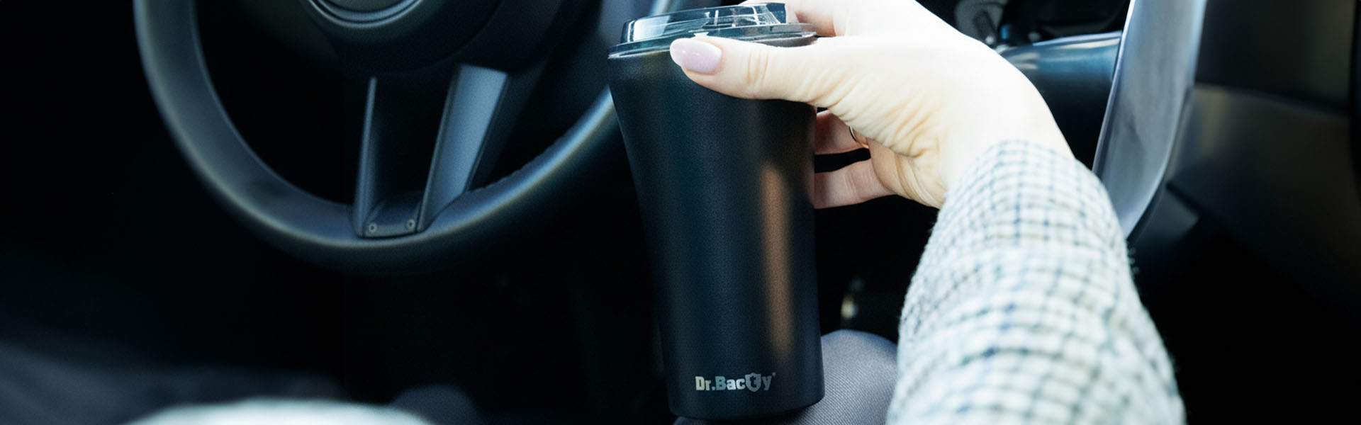 Kubek Apollo 360 ml trzymany w dłoni w aucie