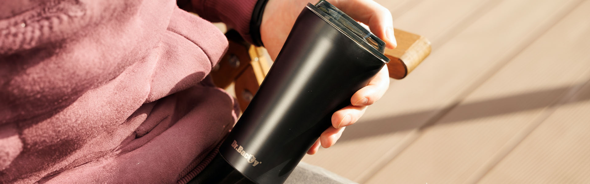 Kubek termiczny z ceramiczna powłoką Apollo od Dr.Bacty trzymany w ręku