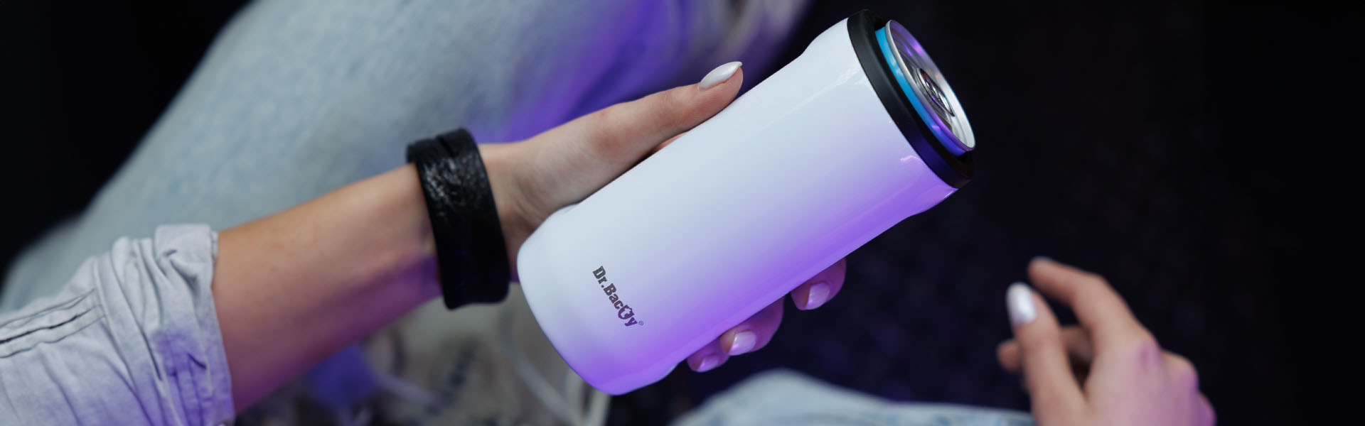 Kubek termiczny Notus 2w1 w ręku