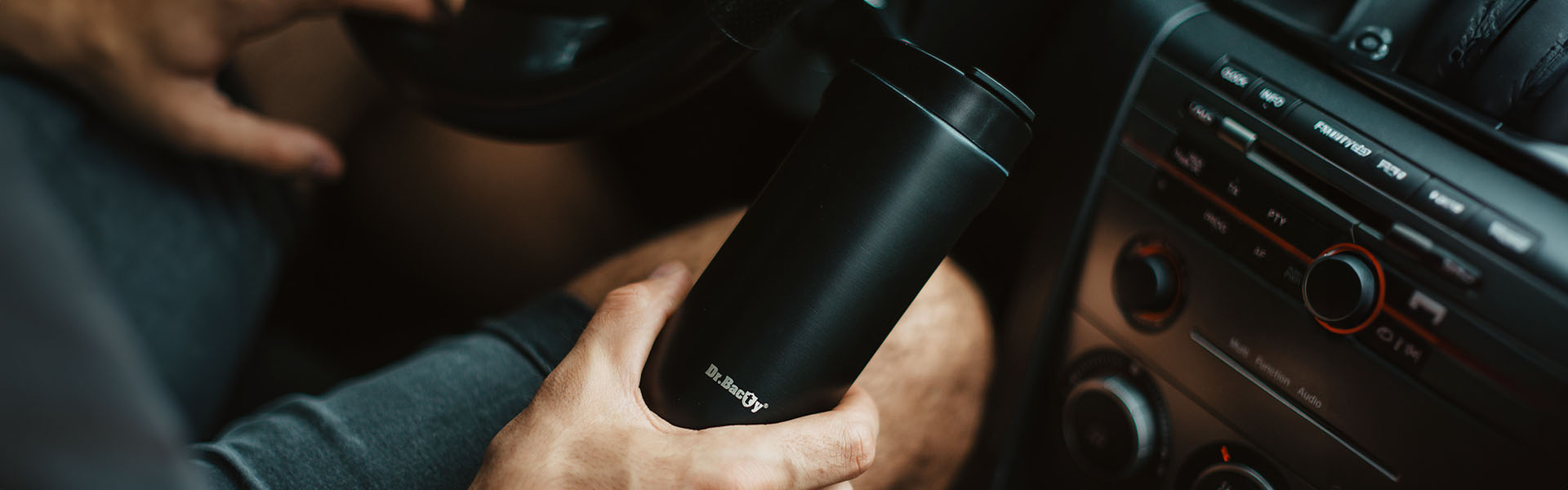 Kubek termiczny Notus 2w1 w ręku