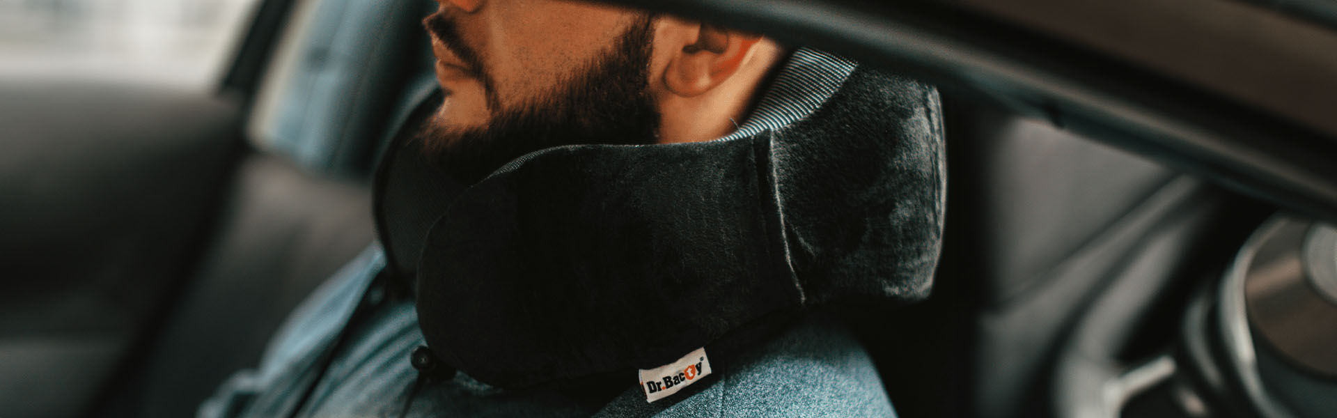 Poduszka podóżna w kolorze czarnym na szyji mężczyzny