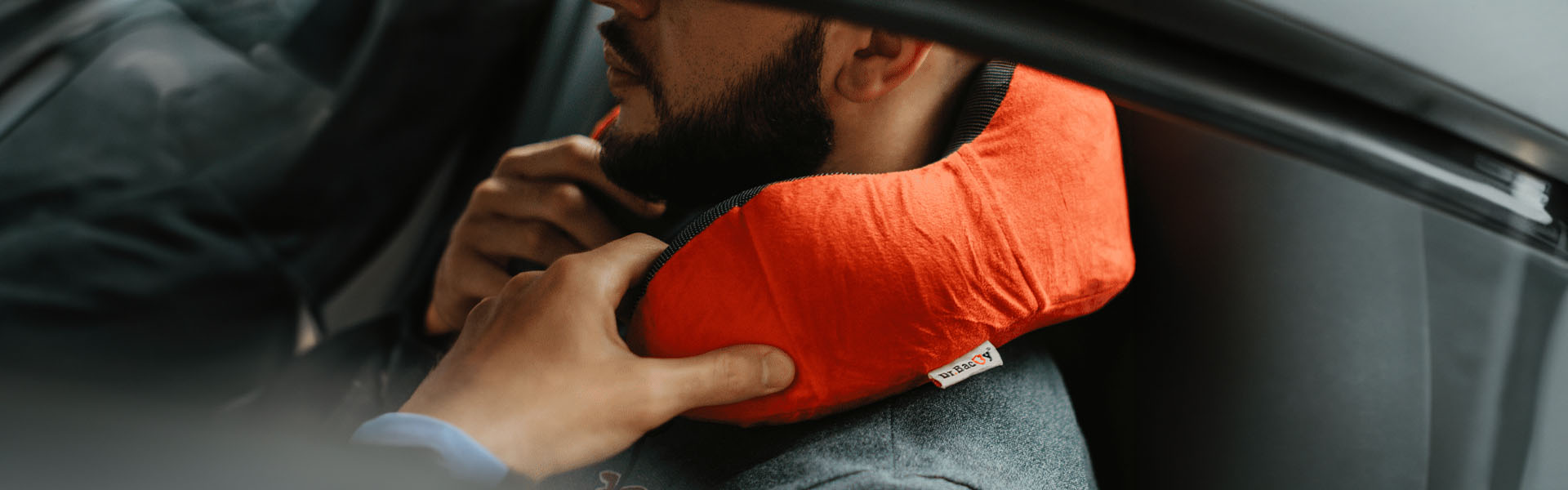 Poduszka podóżna w kolorze czerwonym na szyji mężczyzny