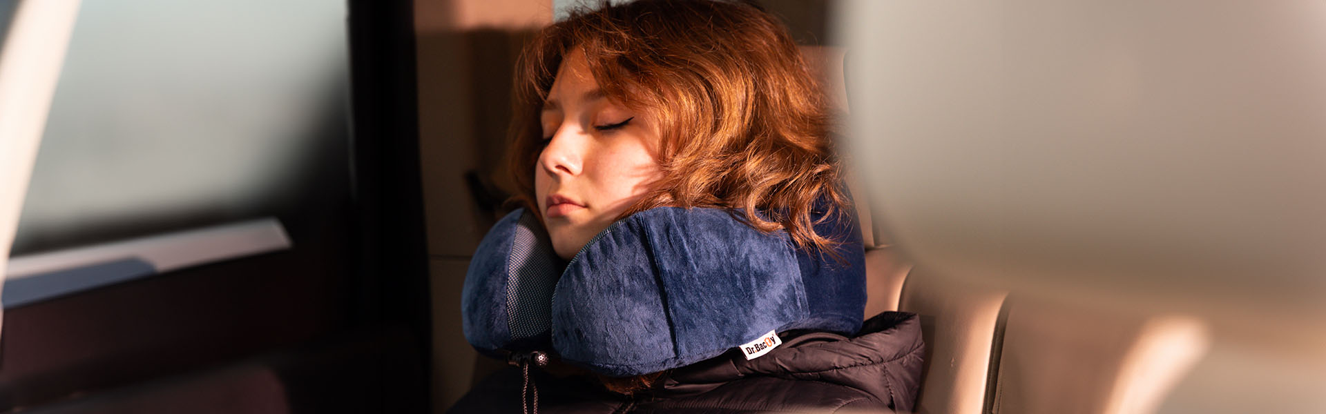 Poduszka podóżna w kolorze granatowym na szyji mężczyzny