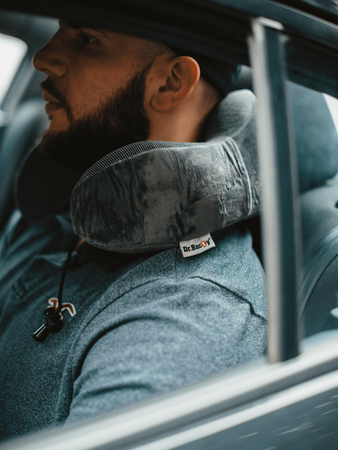 Poduszka podróżna na szyję Dr.Bacty - szara. Gratis zatyczki do uszu i opaska na oczy