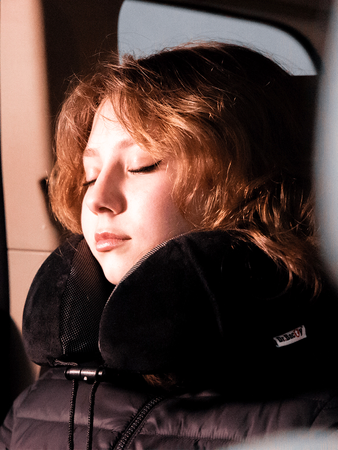 Poduszka podróżna na szyję Dr.Bacty - czarna. Gratis zatyczki do uszu i opaska na oczy