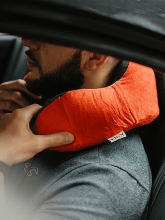 Poduszka podróżna na szyję Dr.Bacty czerwona - Gratis zatyczki do uszu i opaska na oczy