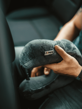 Poduszka podróżna na szyję Dr.Bacty - szara. Gratis zatyczki do uszu i opaska na oczy